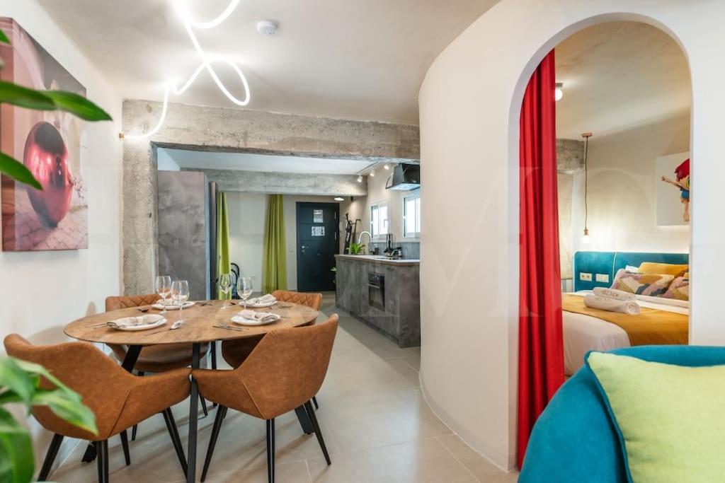 Pop Art Gem With Paintings By Local Artist By Rems Appartement