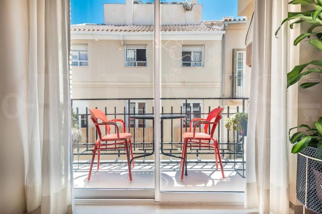 Pop Art Gem With Paintings By Local Artist By Rems Appartement *