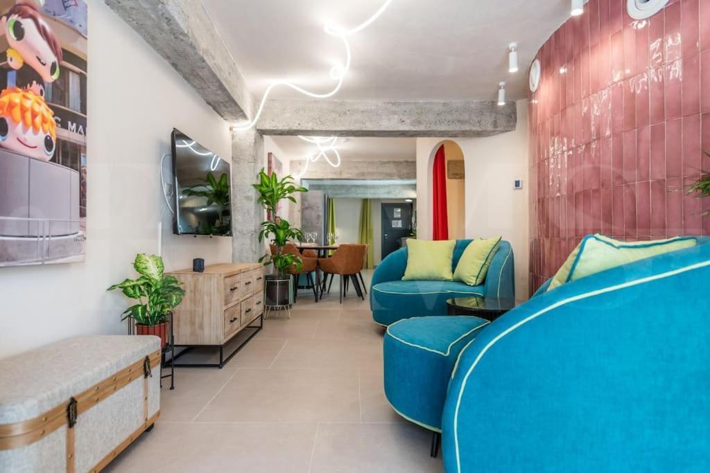 Pop Art Gem With Paintings By Local Artist By Rems Appartement